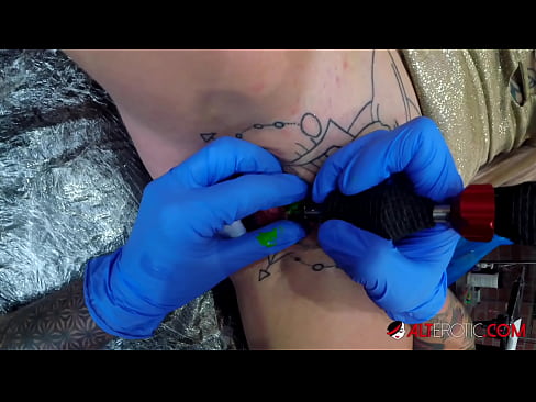 ❤️ Äärimmäisen tatuoitu hottie Sully Savage sai tatuoinnin klitorikseen ️ Venäläinen porno at us ☑